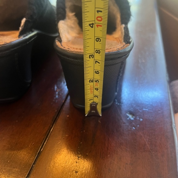 UGG Ladies Clogs shearling lined mules size 7 - Picture 2 of 9